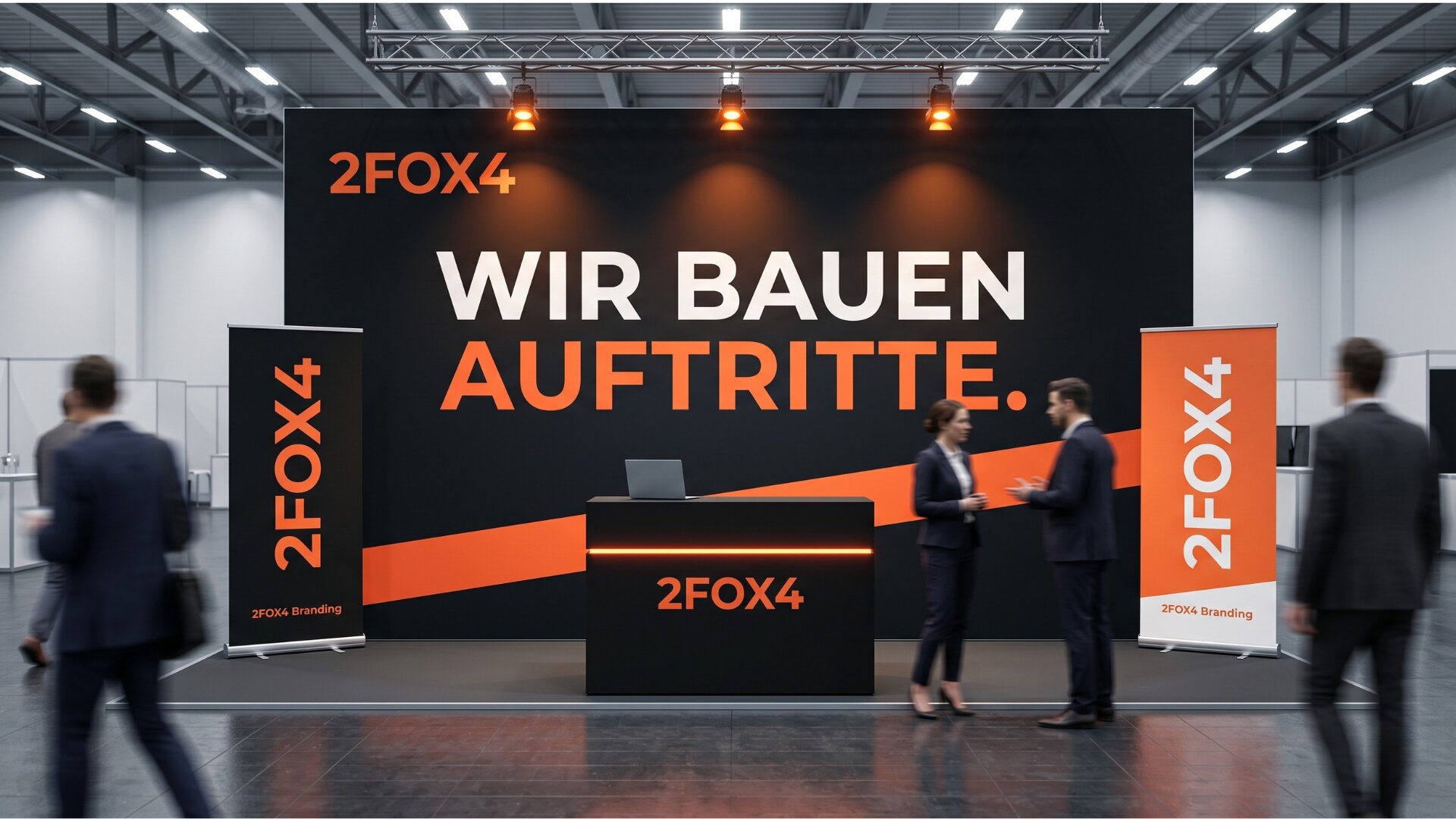 Messestand von 2fox4 in einer modernen Messehalle — schwarze Rückwand mit Headline „WIR BAUEN AUFTRITTE.", orangener Diagonalstreifen, Theke, zwei Roll-ups und Mitarbeitende im Gespräch