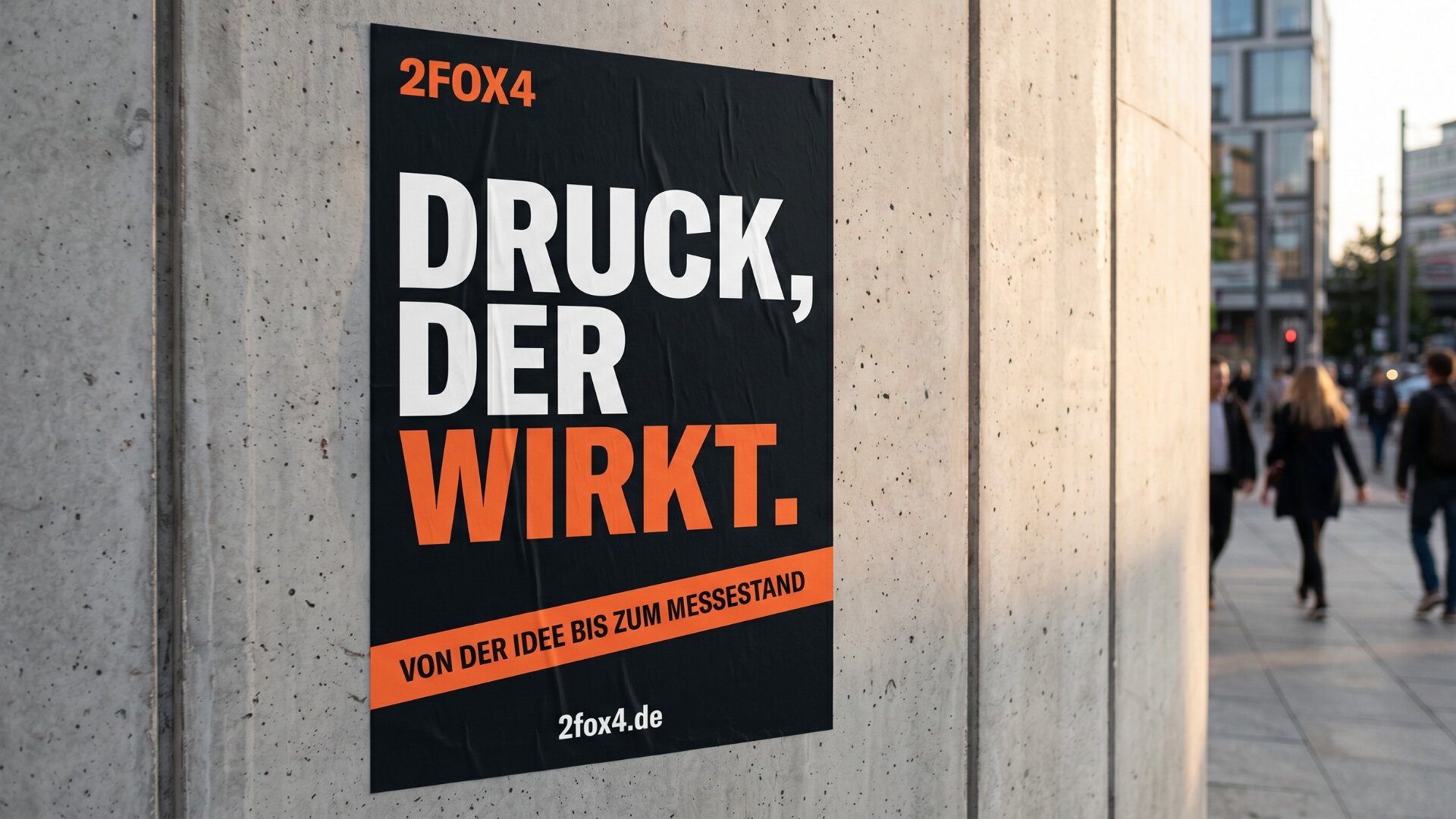A1-Plakat von 2fox4 mit Headline „DRUCK, DER WIRKT." auf Betonwand im urbanen Umfeld — schwarzer Hintergrund, orangener Akzent, im goldenen Abendlicht